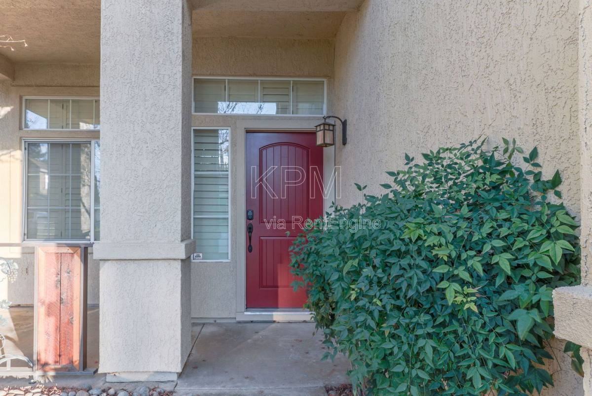 2326 Carriage Dr - Photo 3 of 10