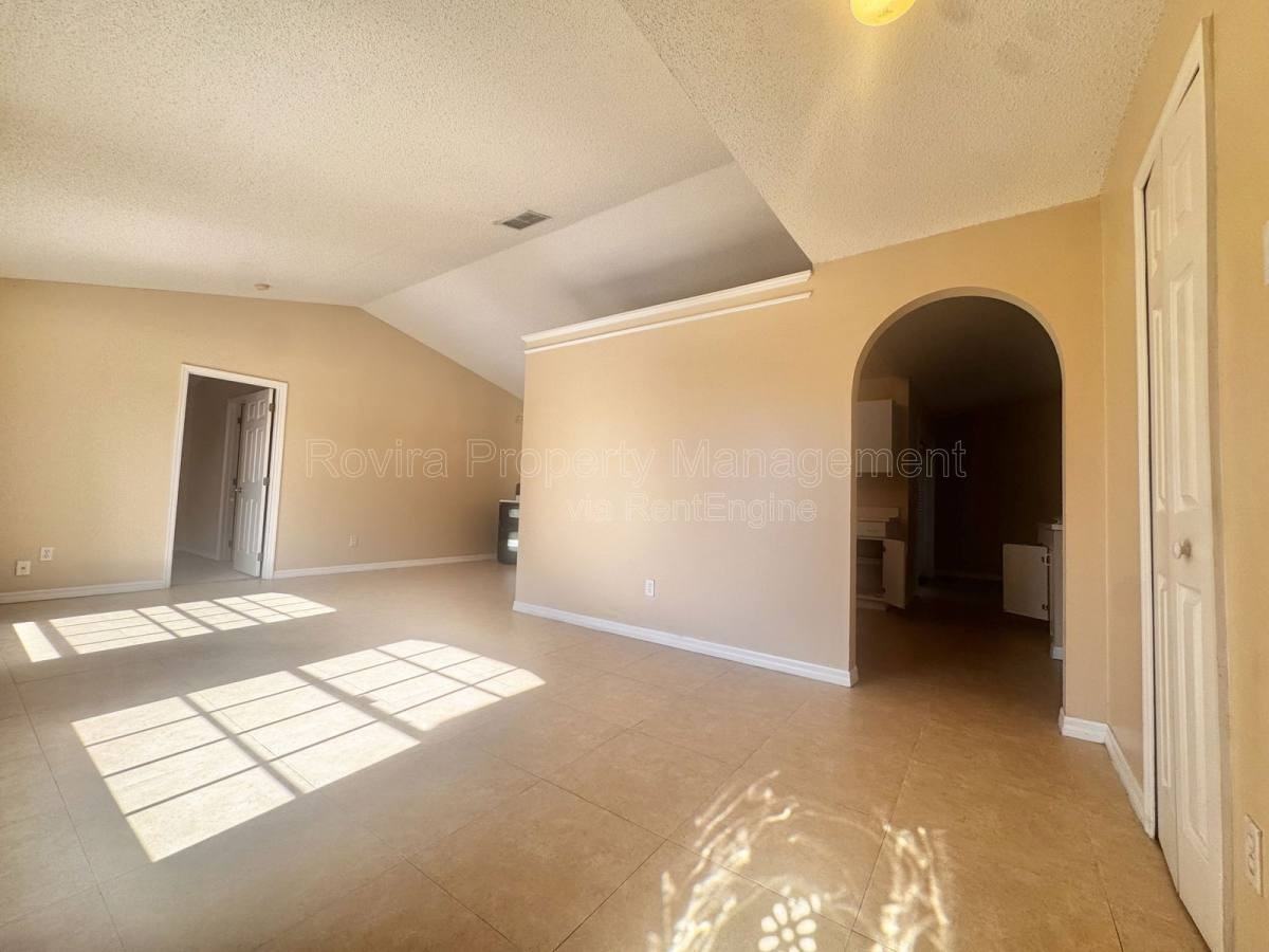 116 Barrington Dr - Photo 2 of 10