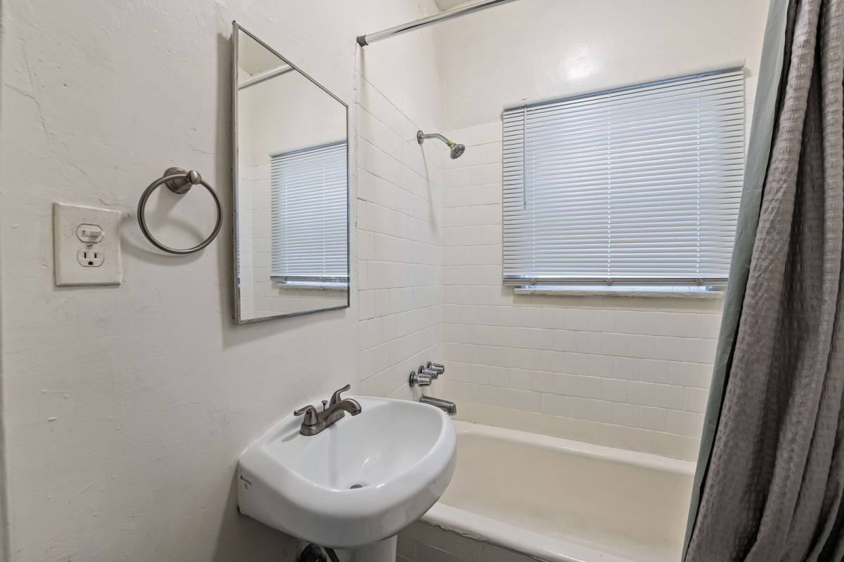 849 S Kenmore Ave - Photo 4 of 10