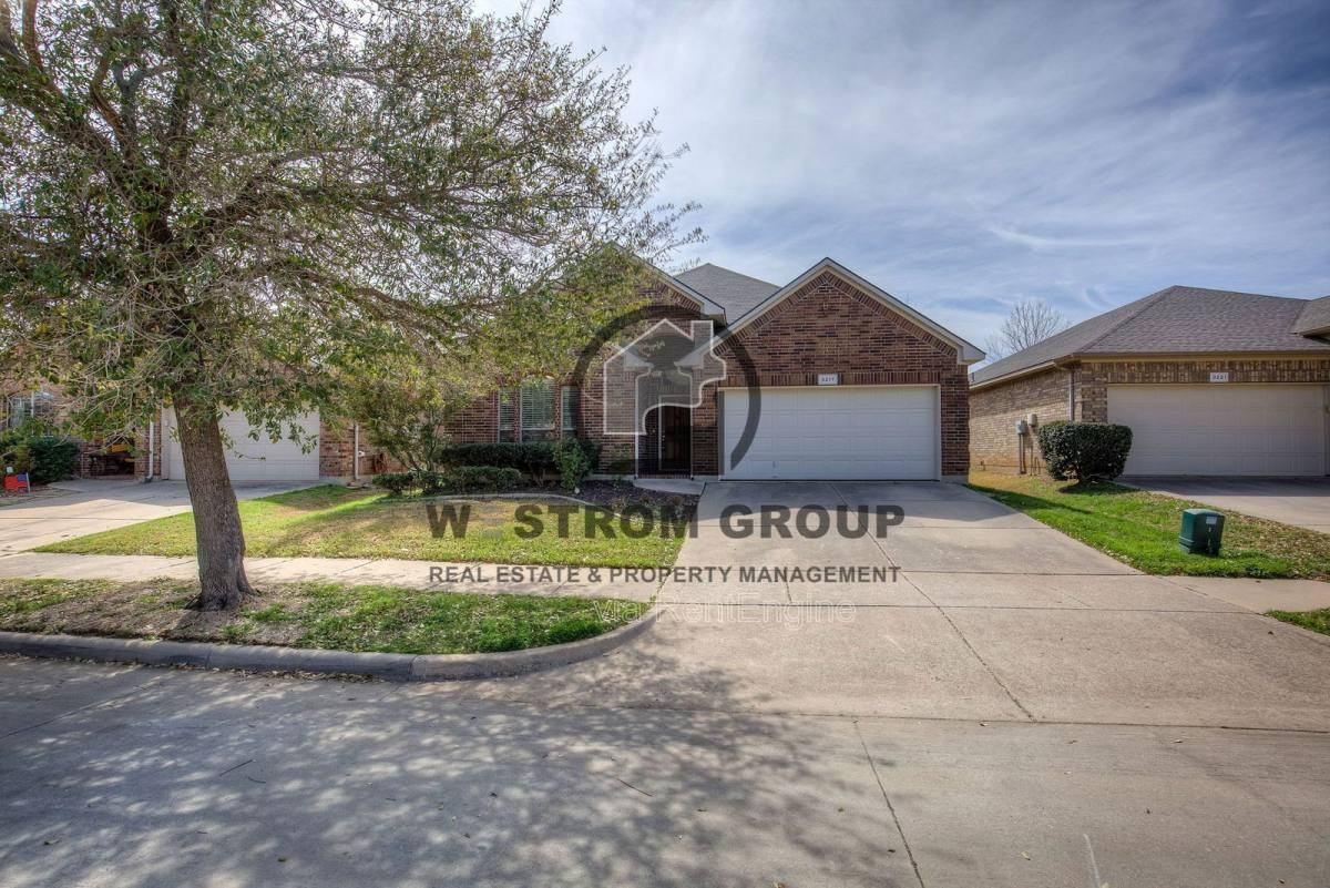 3217 Hornbeam St - Photo 2 of 10