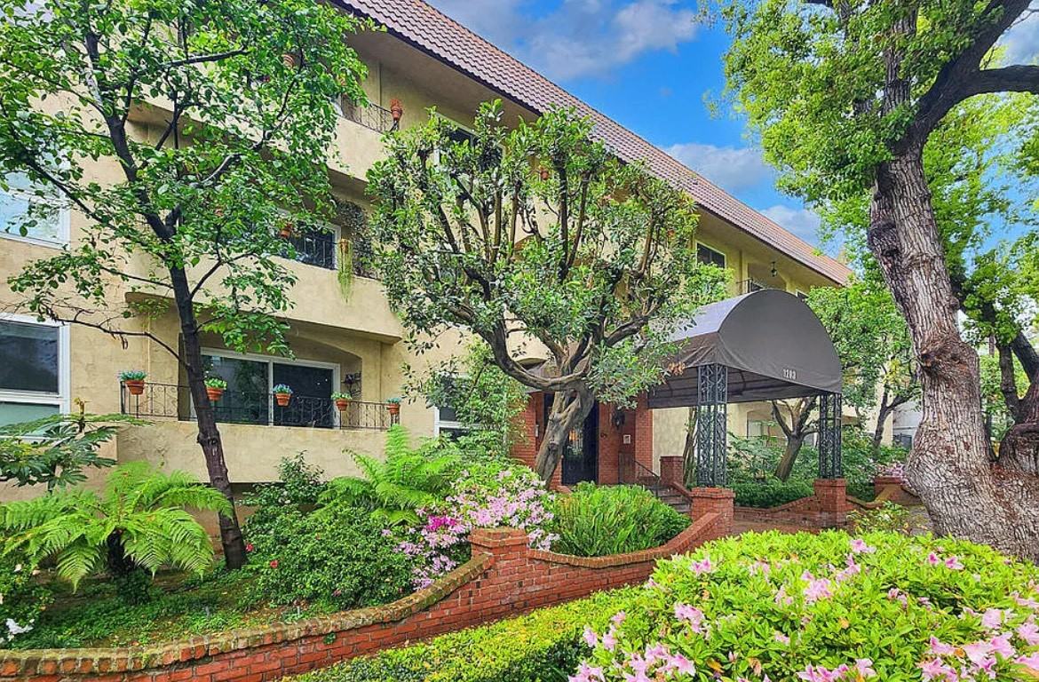 1203 N Sweetzer Ave - Photo 2 of 16