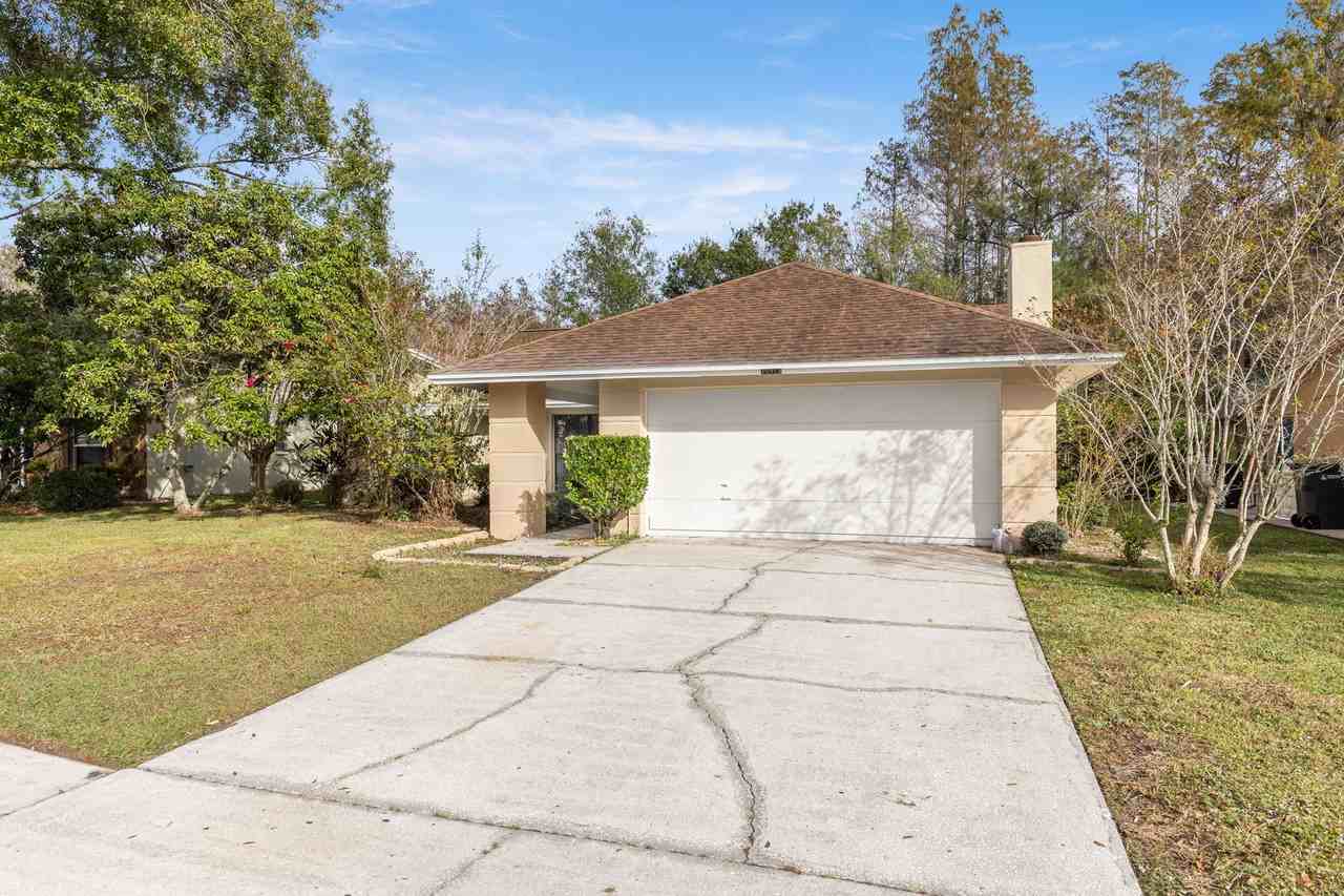 15913 Bridgewater Ln - Photo 2 of 28