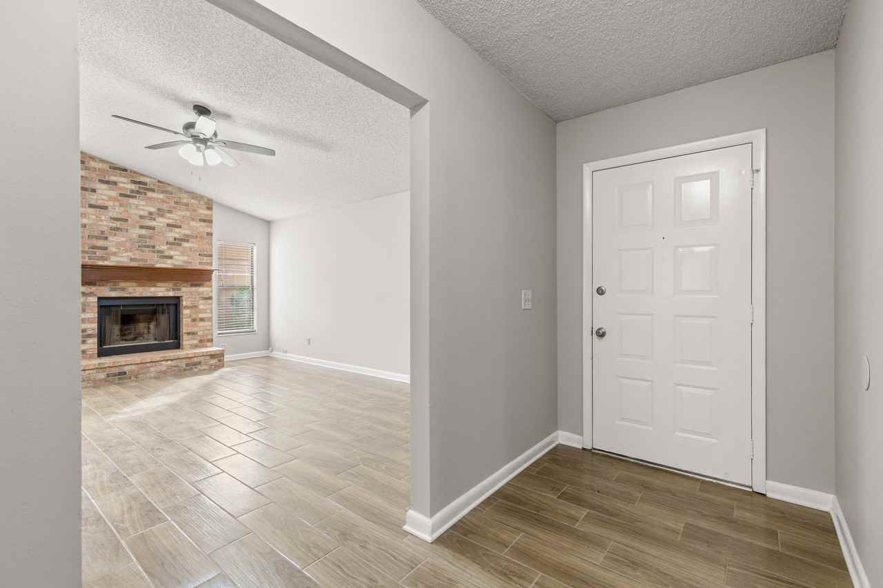 15913 Bridgewater Ln - Photo 4 of 28