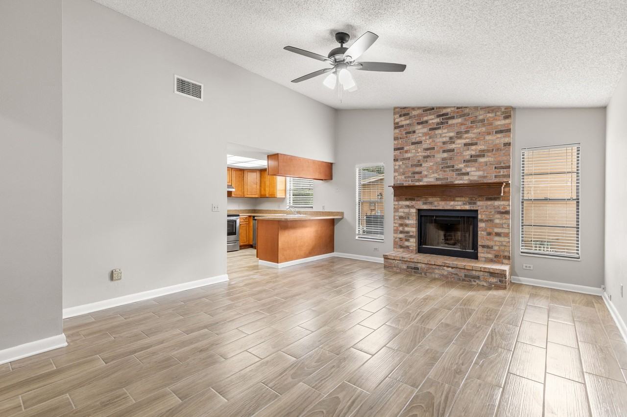 15913 Bridgewater Ln - Photo 5 of 28