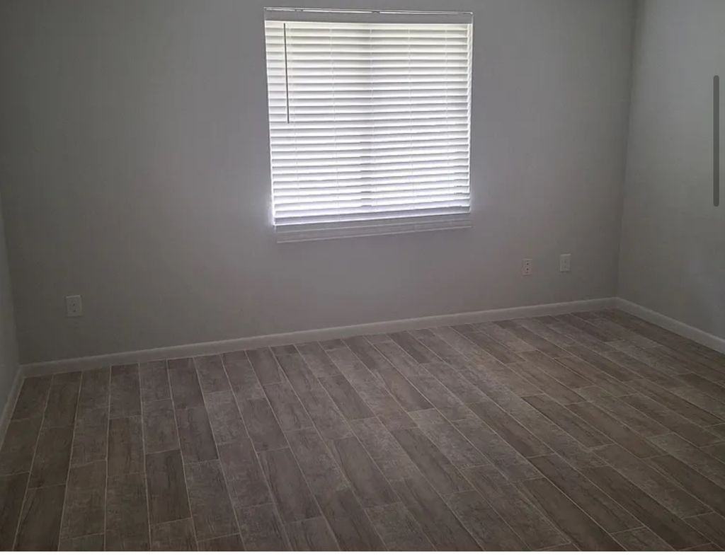 2902 East 5th Street - Photo 2 of 10