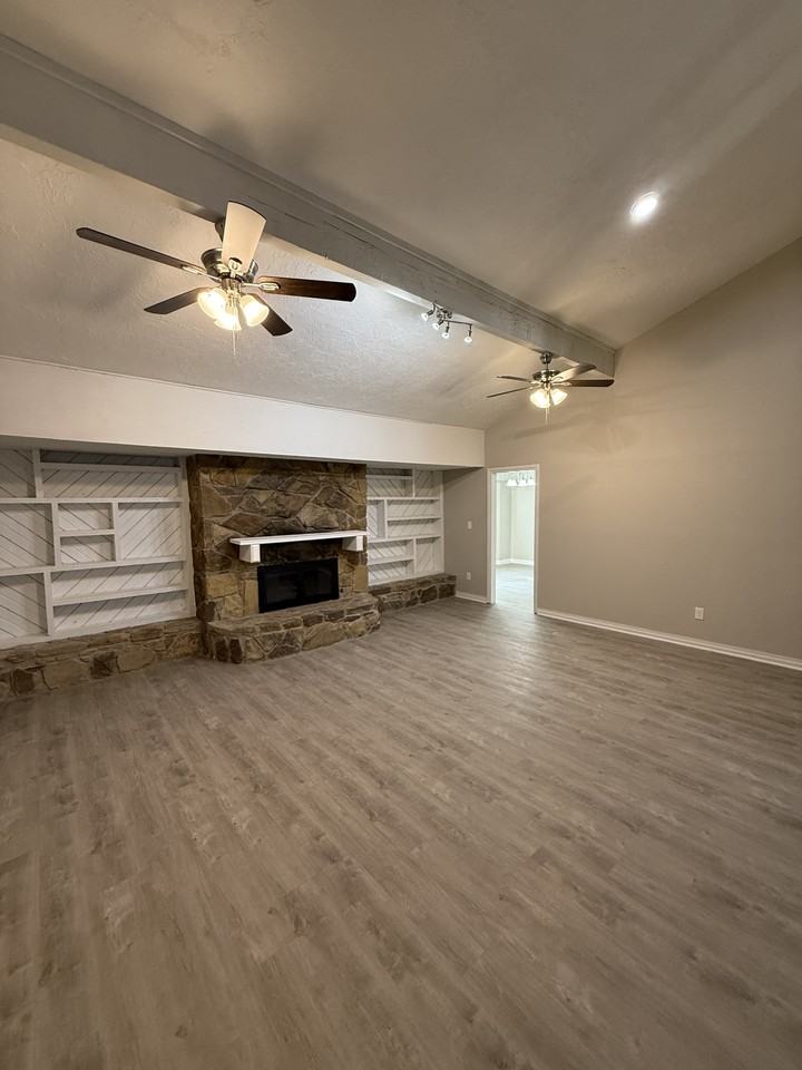 8228 Nw 90th Ter - Photo 4 of 18