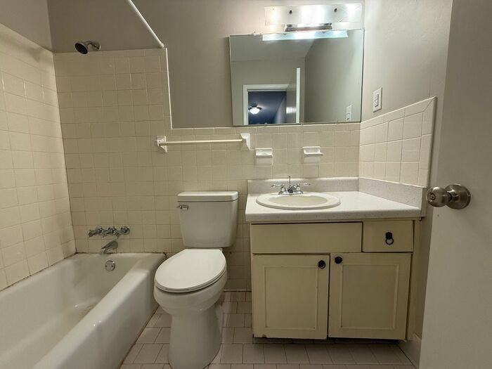 550B E Bledsoe St - Photo 7 of 50