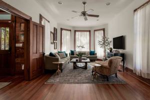 featured image of 1116 W 10th St