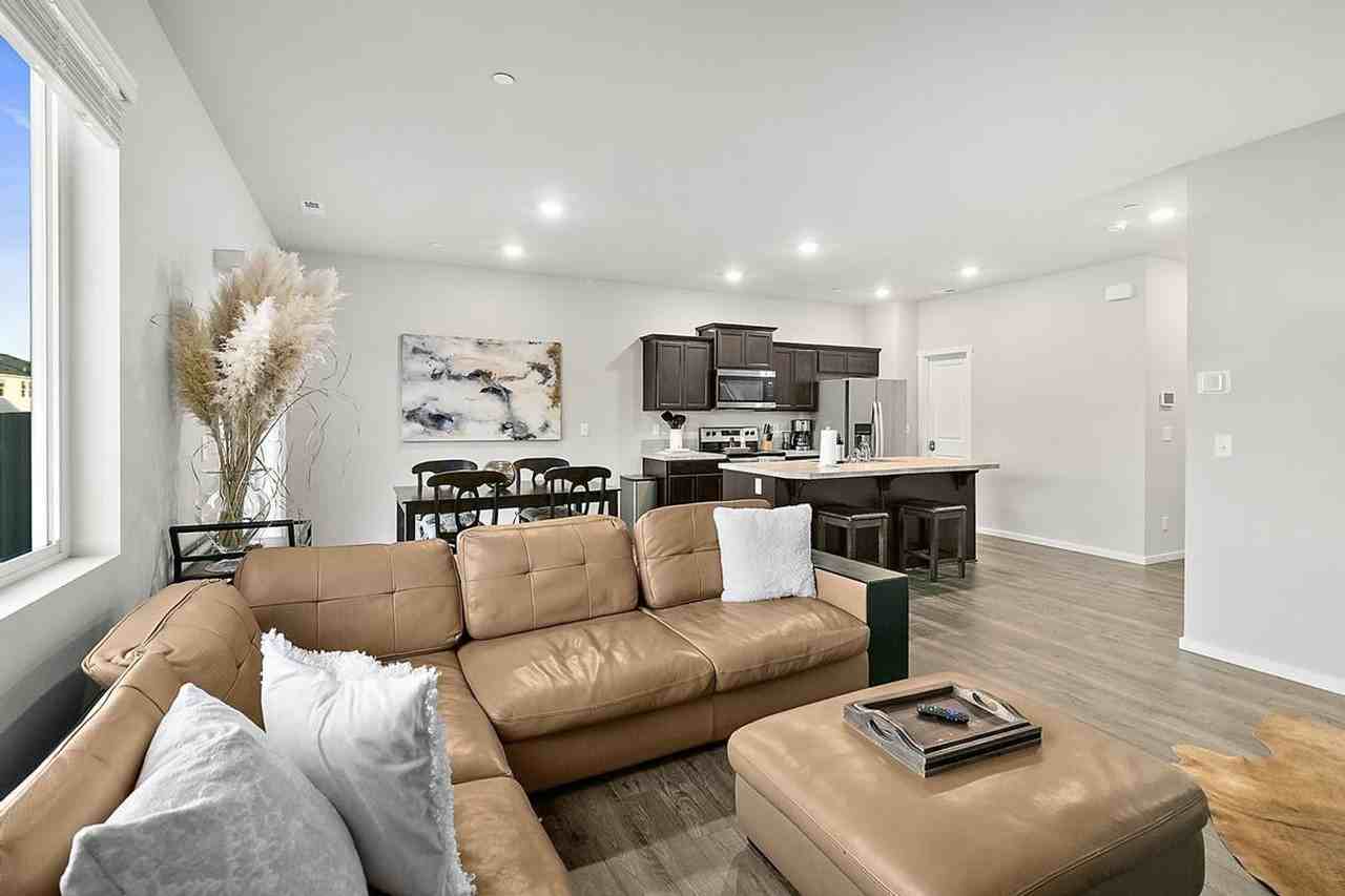 10816 185th St E #1365866P - Photo 2 of 28