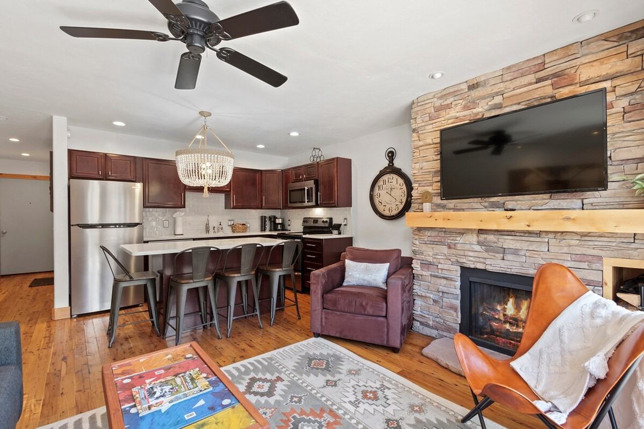 421 S Main St #1352701P - Photo 6 of 29