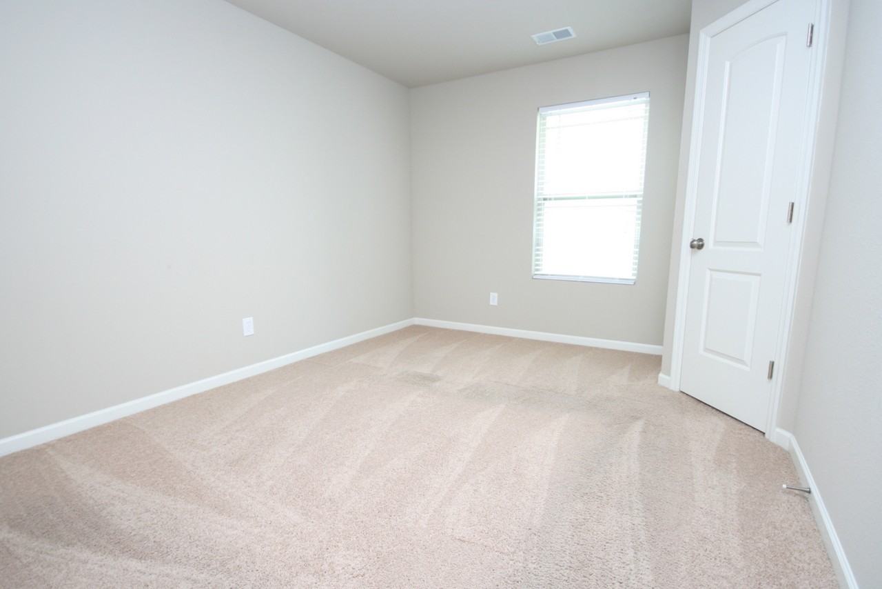 225 Bermuda Lakes Dr - Photo 4 of 16