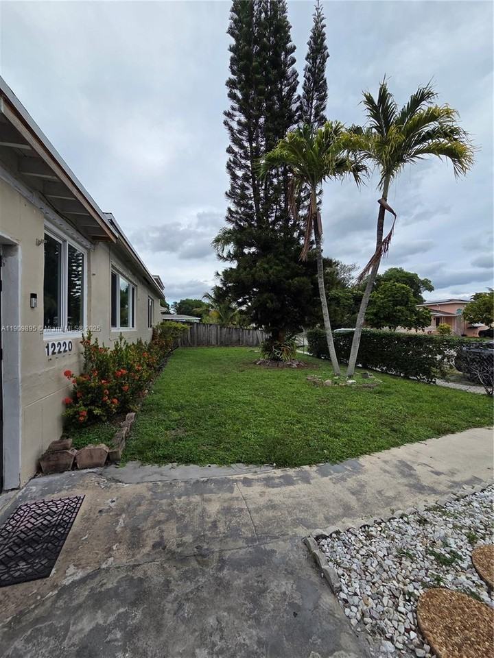 12220 Northeast Miami Place #12220 - Photo 2 of 12