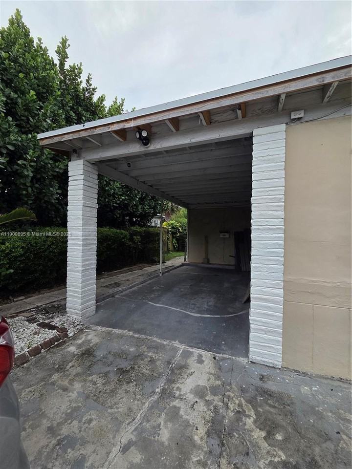 12220 Northeast Miami Place #12220 - Photo 3 of 12