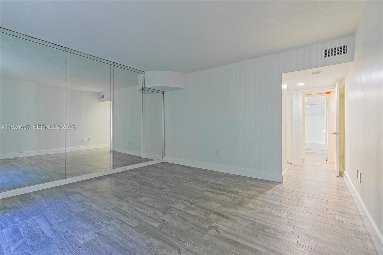 1655 Ne 115th St #16557B - Photo 4 of 17