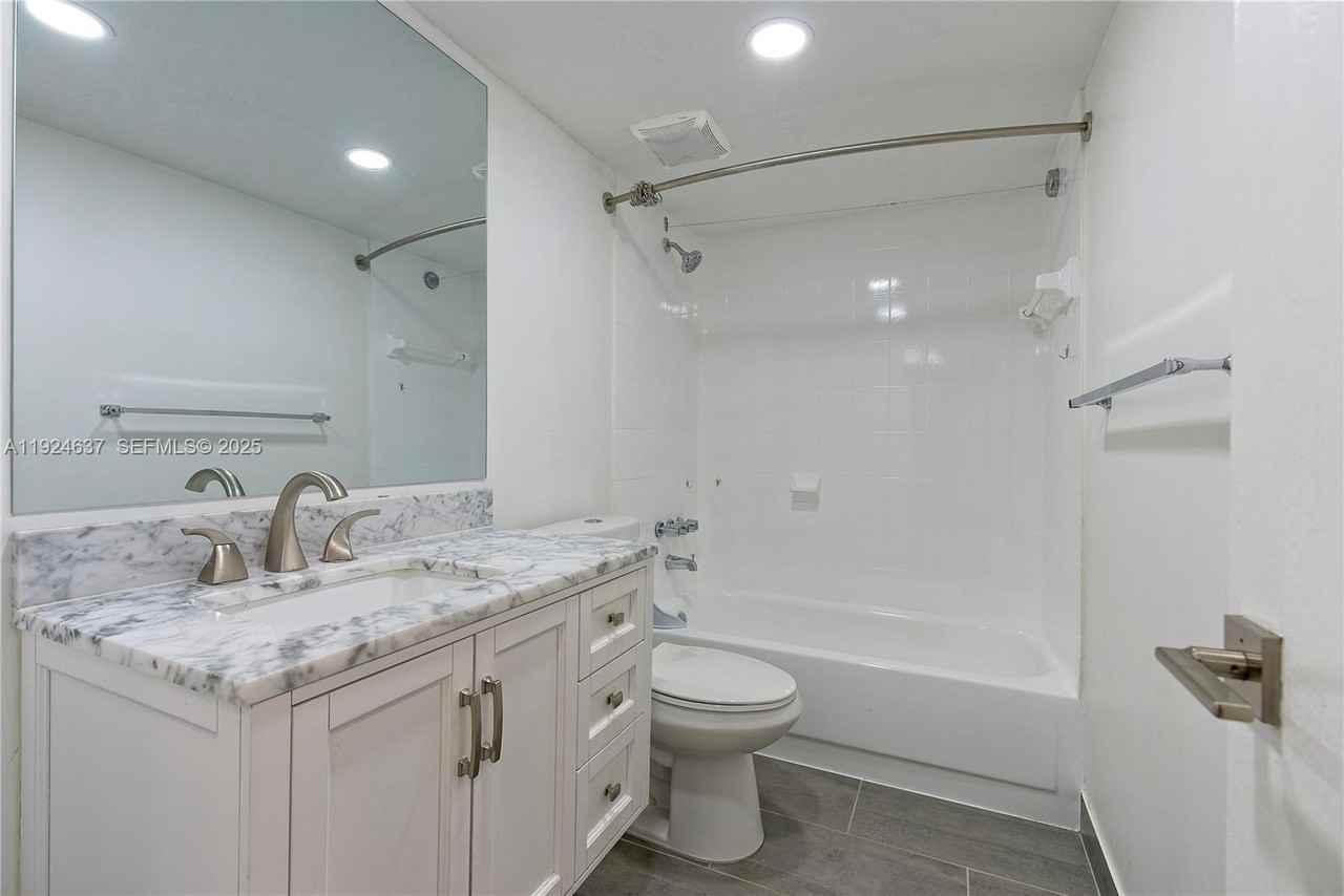 1655 Ne 115th St #16557B - Photo 6 of 17