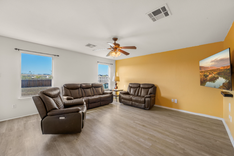 1189 Shadow Creek Boulevard - Photo 4 of 20