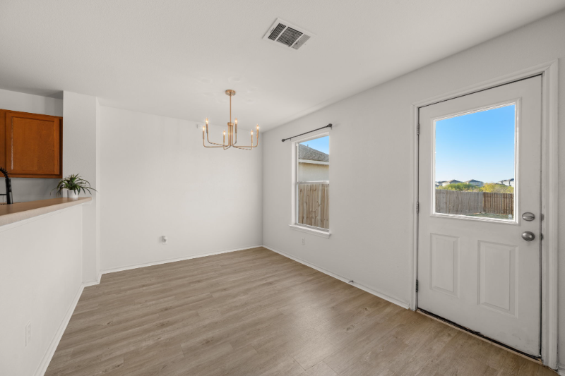 1189 Shadow Creek Boulevard - Photo 6 of 20