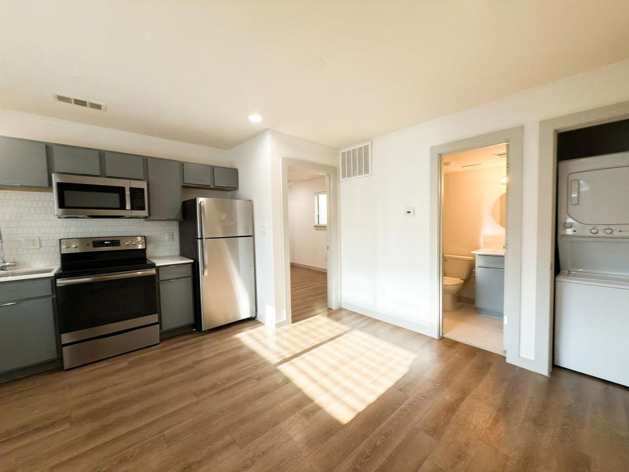 Venice Apartments - Photo 5 of 41