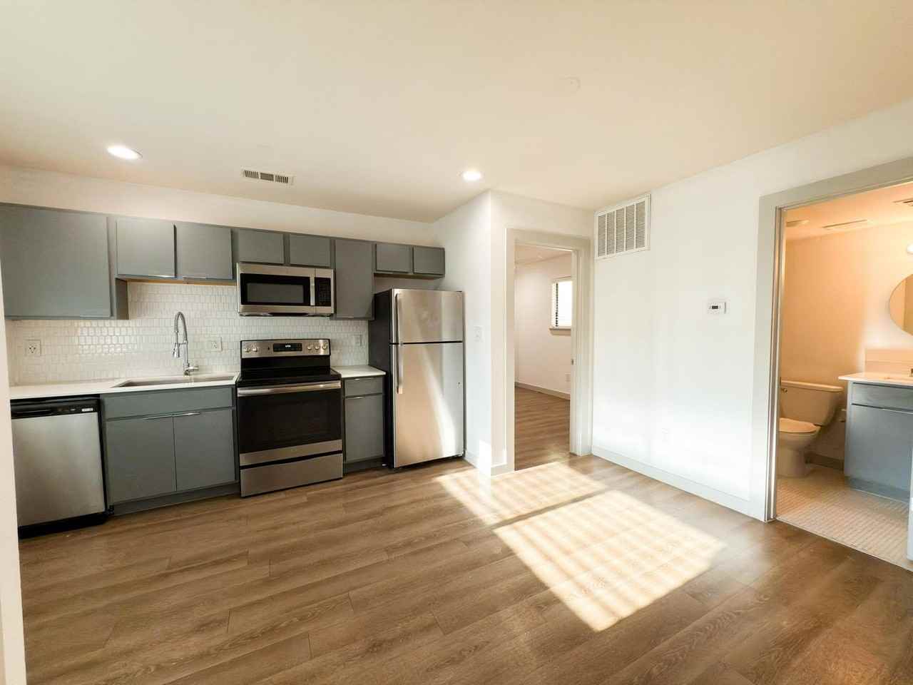 Venice Apartments - Photo 6 of 41