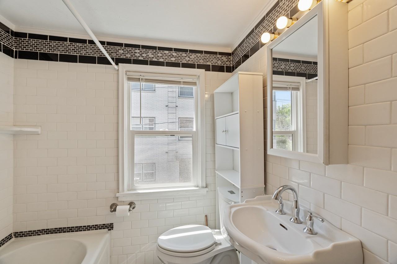 104 S Oak St #1 - Photo 3 of 5