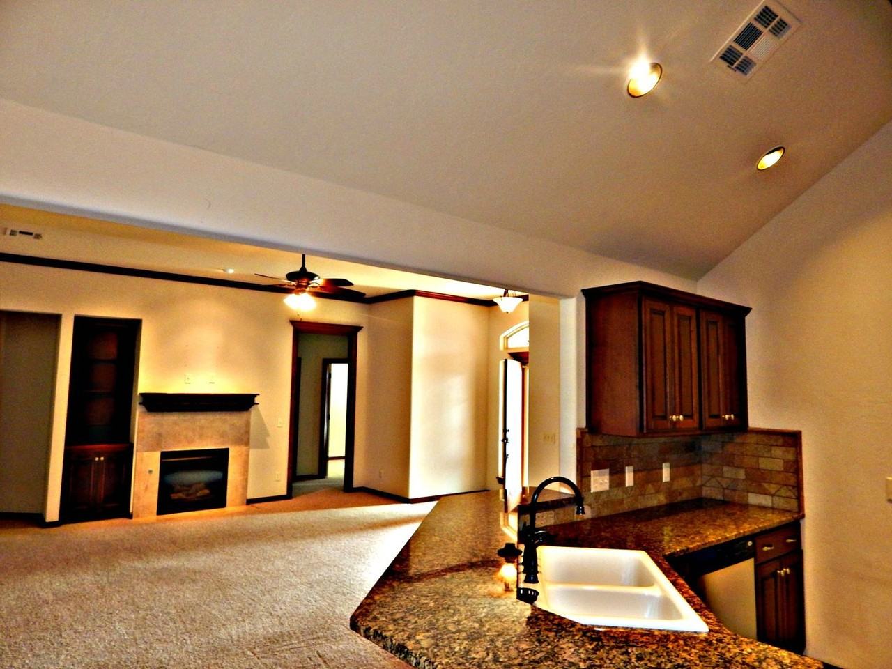 65 Bonaire Dr - Photo 4 of 11