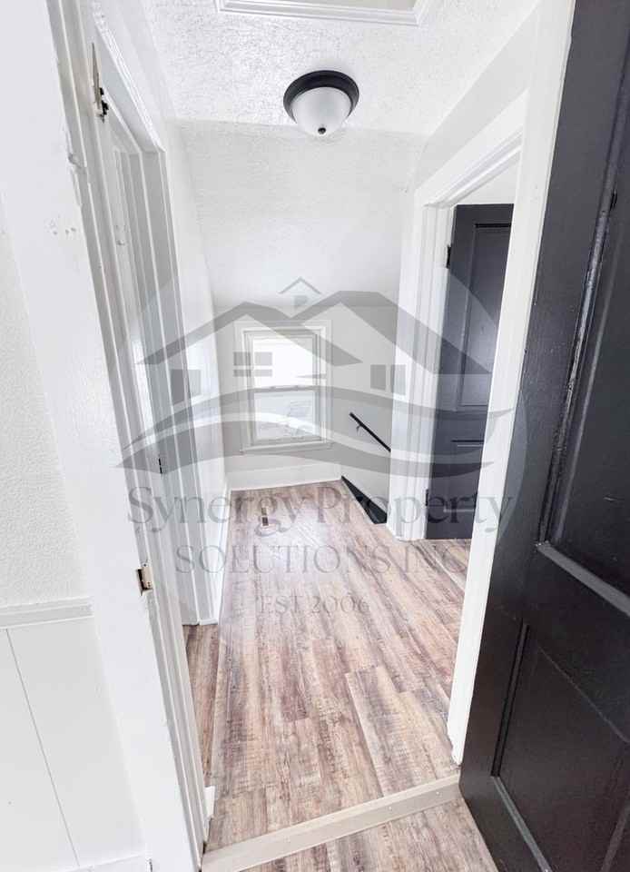 211 John Street - Photo 4 of 12