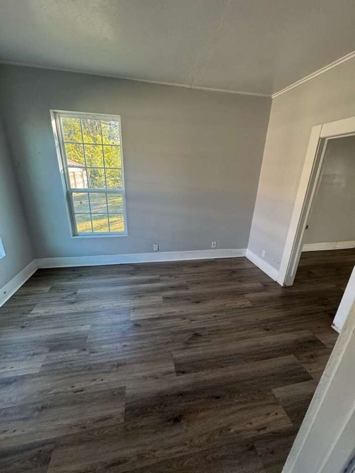 160 East Elgie Street - Photo 6 of 11