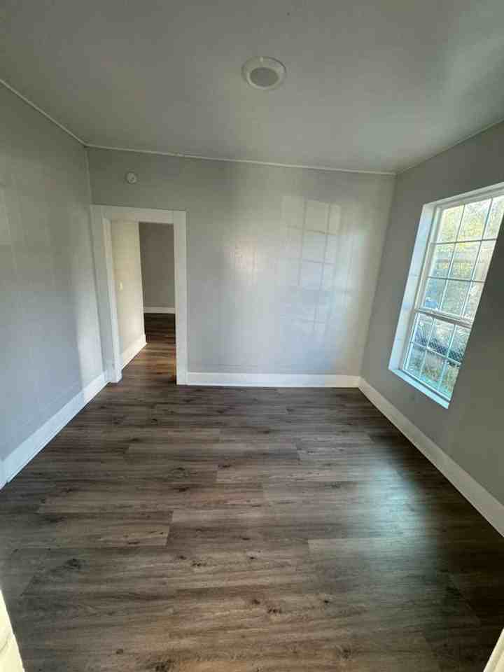 160 East Elgie Street - Photo 7 of 11