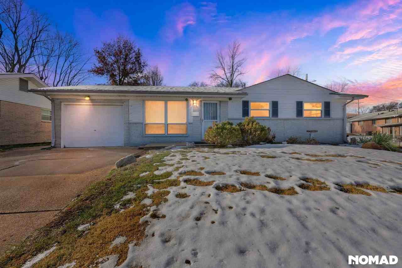 1550 Moellering Drive - Photo 2 of 34