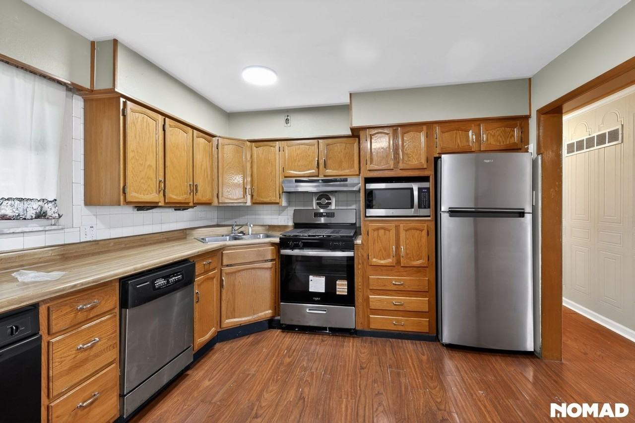 1550 Moellering Drive - Photo 4 of 34