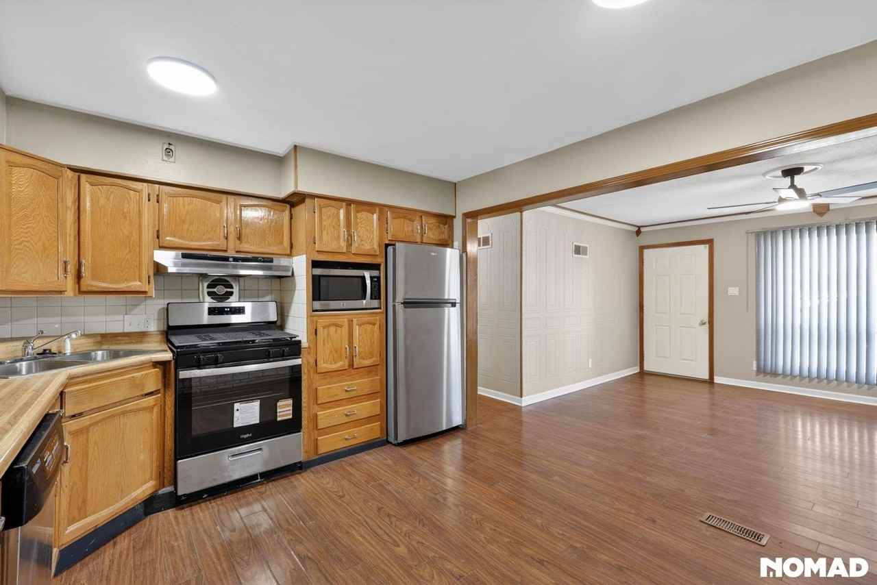 1550 Moellering Drive - Photo 5 of 34