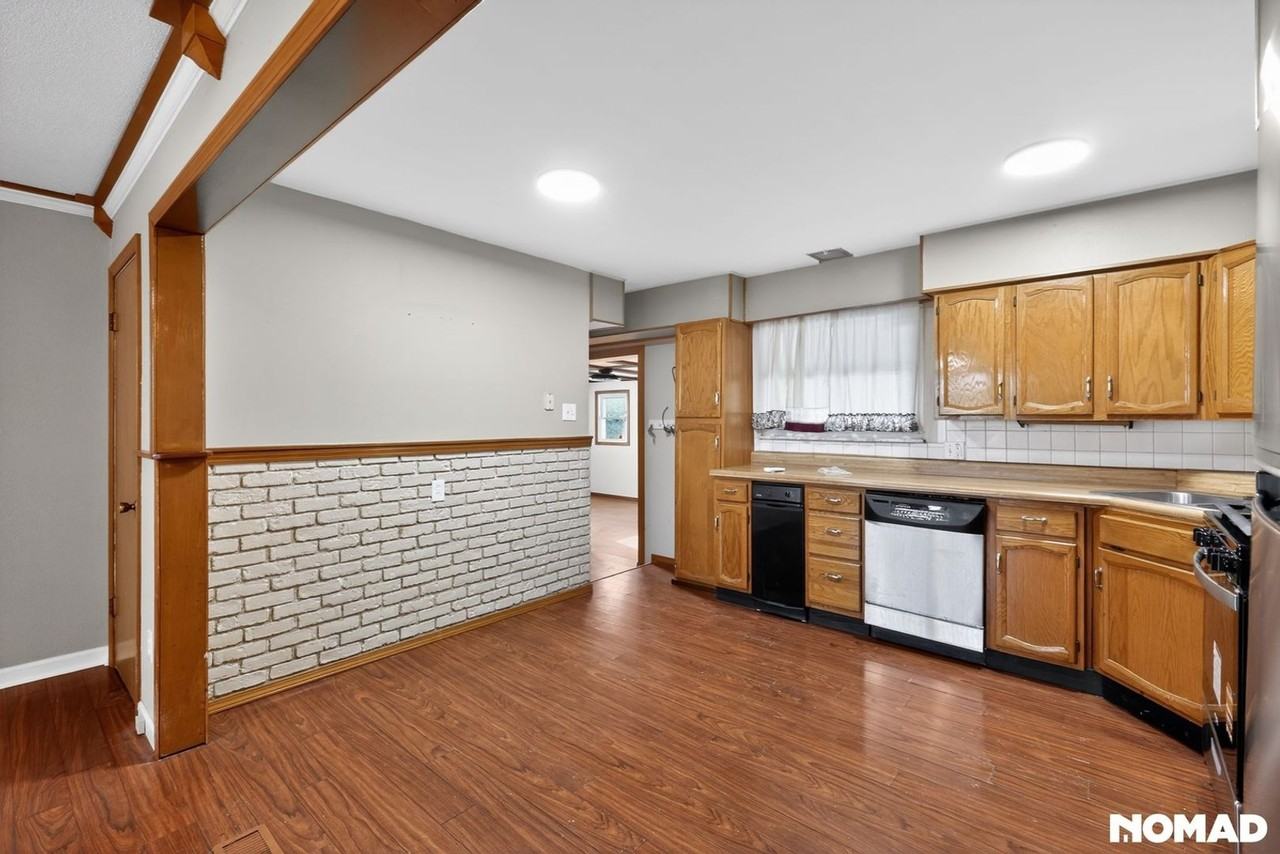 1550 Moellering Drive - Photo 6 of 34