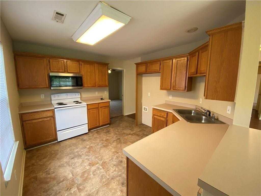 1103 Ryan St - Photo 6 of 17