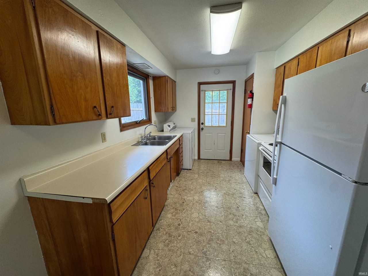 1906 E Maxwell Ln - Photo 6 of 18