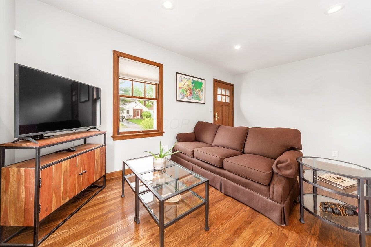 230 East Royal Forest Boulevard - Photo 4 of 34