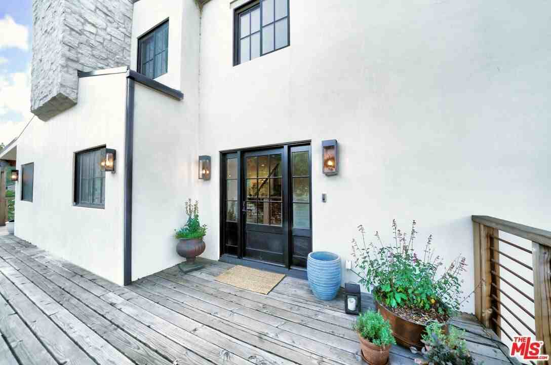 2310 Laguna Circle Dr - Photo 4 of 31