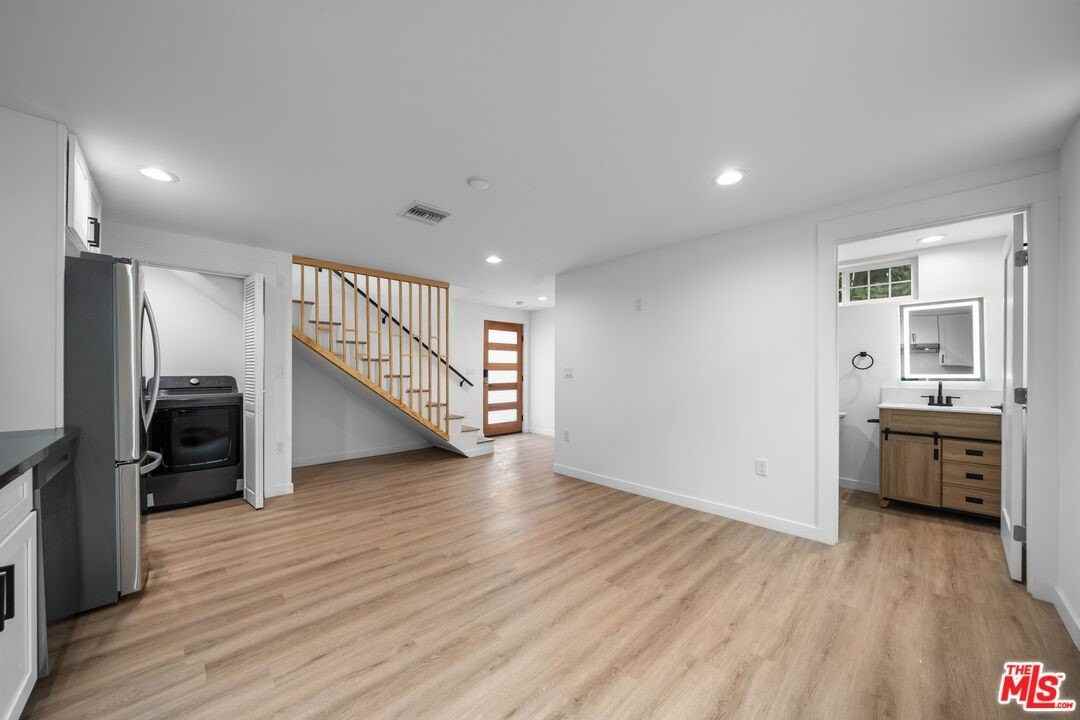 1535 3/4 N Kingsley Dr - Photo 2 of 17