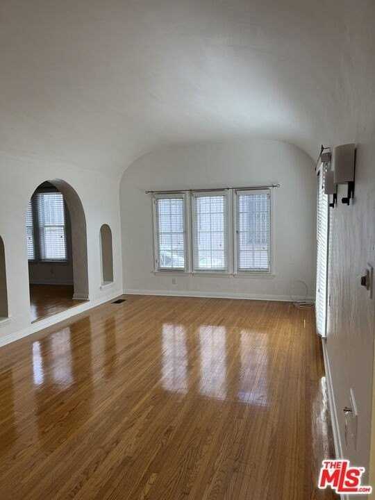 4238 Sutro Avenue - Photo 5 of 18