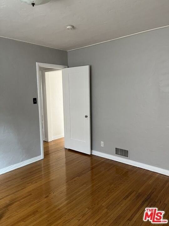 4238 Sutro Avenue - Photo 7 of 18