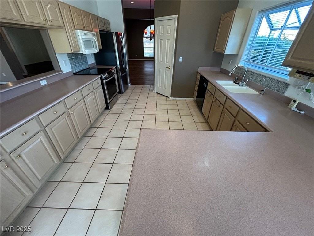 5001 Palm View Dr - Photo 4 of 50