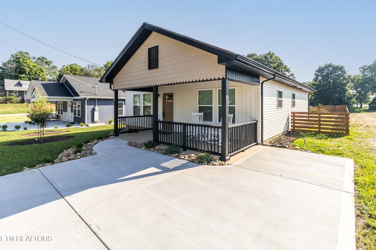 205 Kingwood Road Northeast - Photo 3 of 19