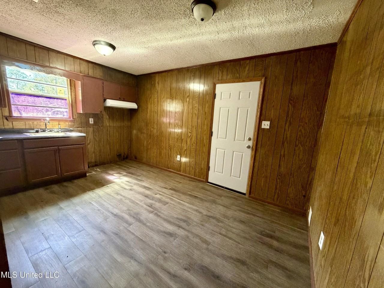 5031 Community Street - Photo 5 of 12