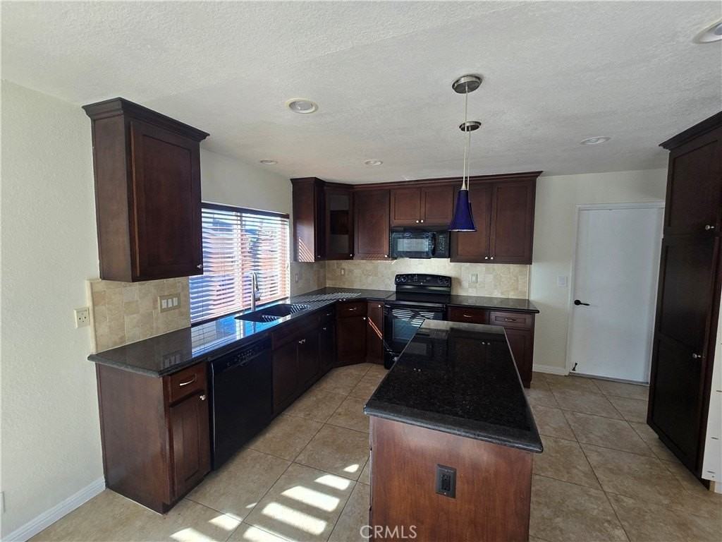 22622 Rockford Dr - Photo 5 of 21