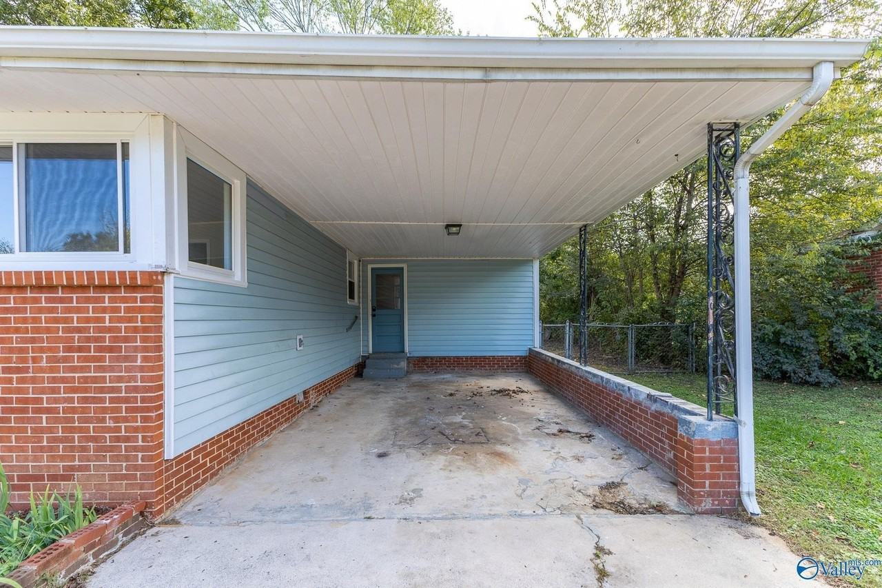 816 Giles Drive Northeast - Photo 2 of 29