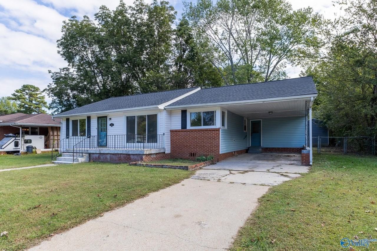 816 Giles Drive Northeast - Photo 3 of 29