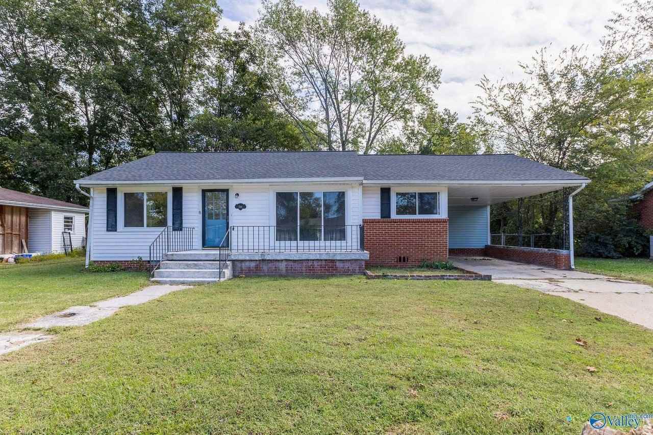 816 Giles Drive Northeast - Photo 4 of 29