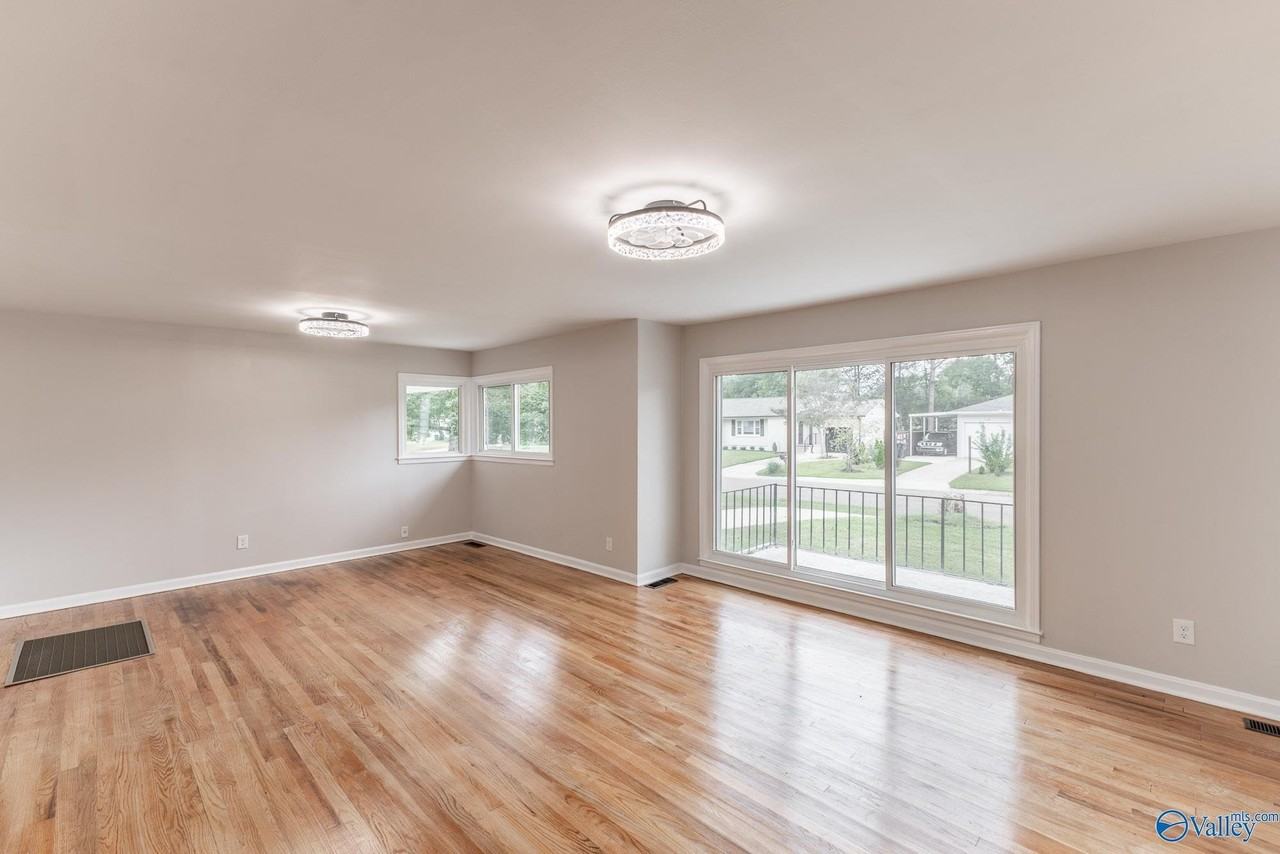 816 Giles Drive Northeast - Photo 7 of 29