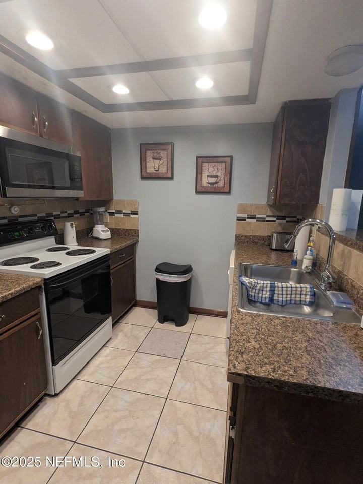 733 Century 21 Drive - Photo 5 of 11