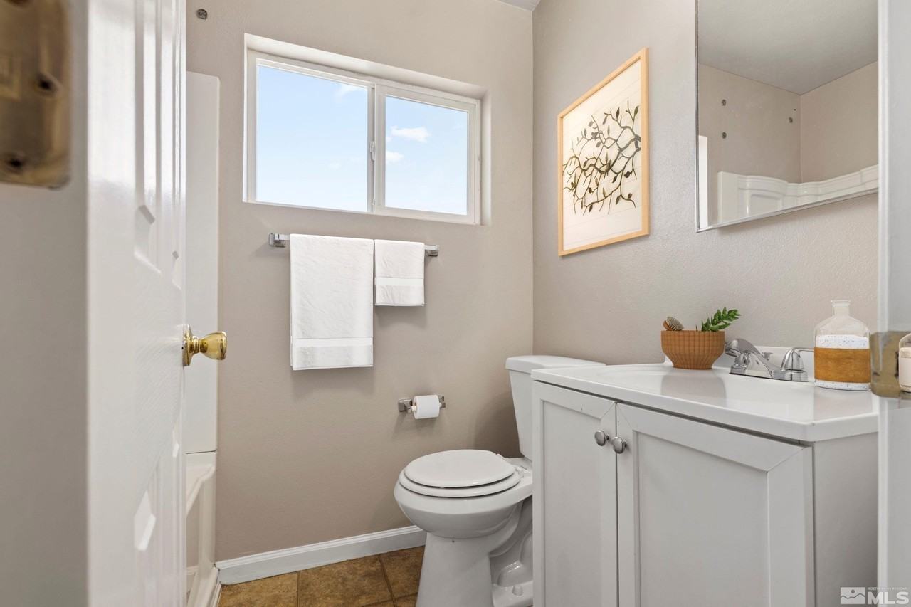 695 Denslowe Drive - Photo 5 of 8