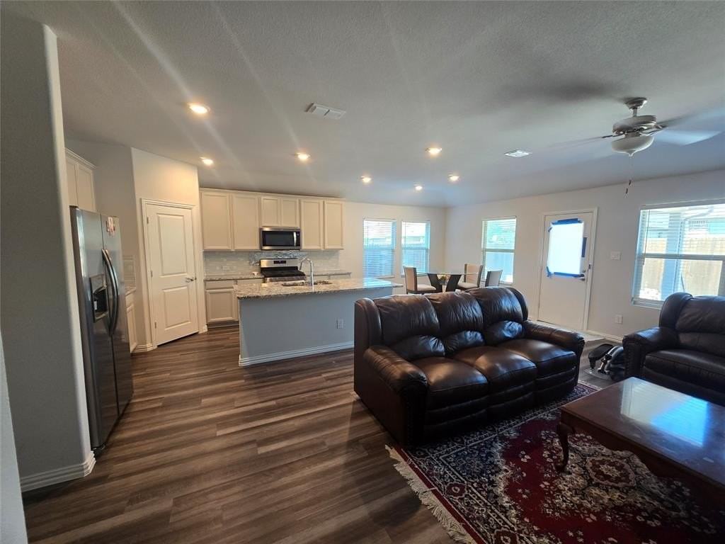 444 Ella Ln - Photo 3 of 40